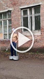 Красноярец прокатился по городу в кастрюлях на ногах