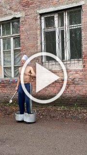 Красноярец прокатился по городу в кастрюлях на ногах