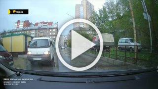 В Новосибирске на водителя минивэна напал неадекватный мужчина с ножом
