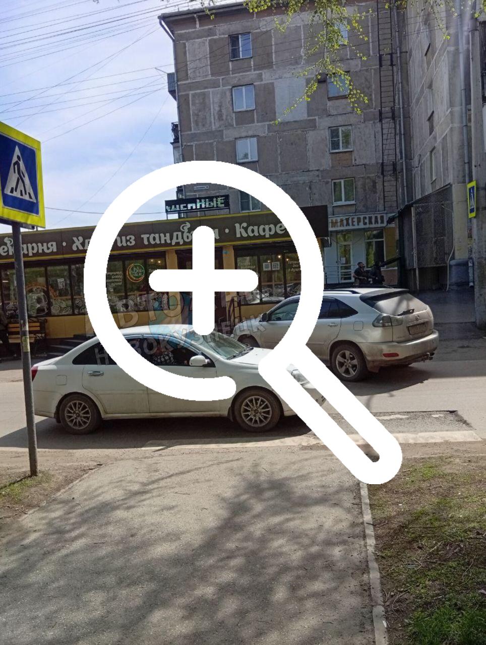 Пишет житель Новокузнецка: Вот так у нас тут паркуются,...