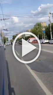 В Ростове пьяная женщина протаранила несколько автомобилей и пыталась скрыться.