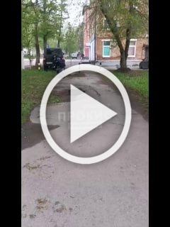 В Прокопьевске женщина упала в яму на пешеходной дорожке