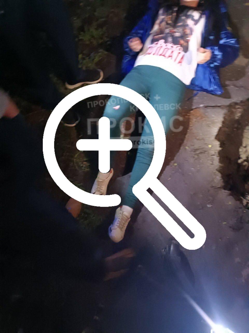 В Прокопьевске женщина упала в яму на пешеходной дорожке