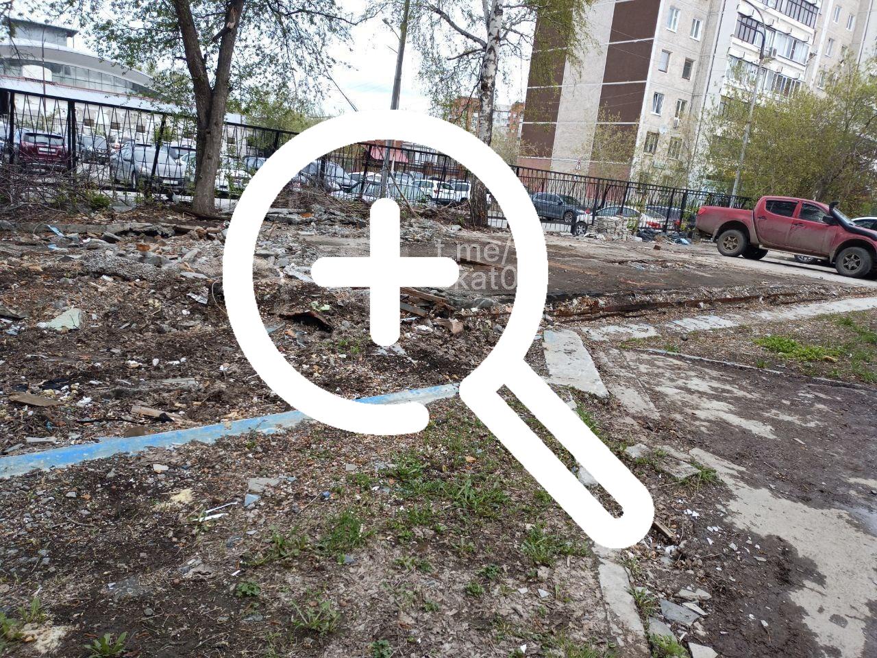 В Екатеринбурге на улице Народной воли, у Шарташского рынка проезжая часть выглядит как после бомбардировки.