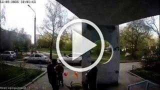 В Екатеринбурге водитель чуть ли не сбил ребенка, а затем ударил его возмущенную маму.
