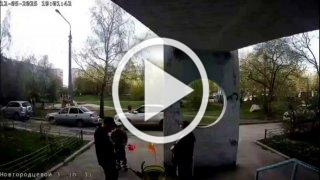 В Екатеринбурге водитель чуть не сбил ребенка, а потом ударил его возмущенную мать