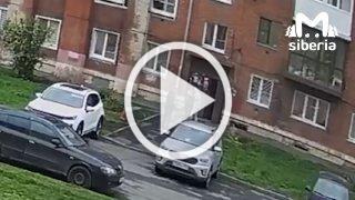 Кемеровчанин с мачете угрожал девушке и её собаке убийством из-за громкой музыки. До приезда мужа.