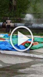На КСМ в Первомайском районе прорвало трубу, вся улица...