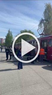 Трамвай въехал в автомобиль на остановке Верх-Исетский рынок