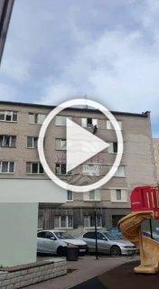 На улице Педагогическая пьяный мужчина хотел спрыгнуть с пятого этажа
