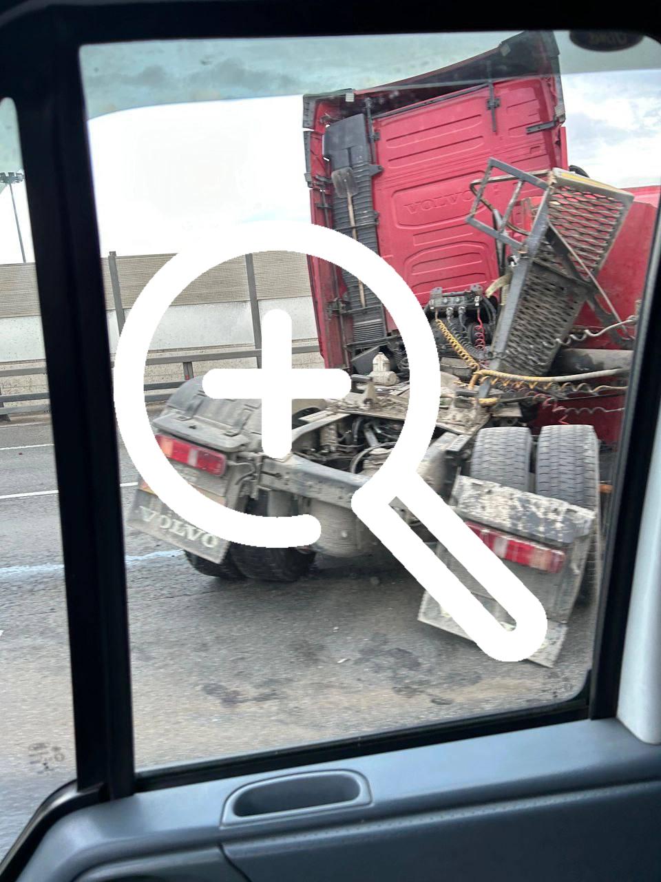 Большегруз собрал огромную пробку на внутренней стороне...