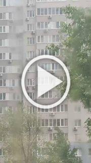 В Самаре заметили девушку, которая решила помыть окна многоэтажки в дождь.