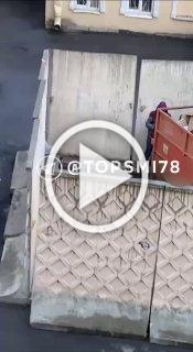 Два мужчины совокупились на помойке в Санкт-Петербурге