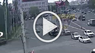 В Уфе оторвавшееся от автобуса колесо повредило три автомобиля.