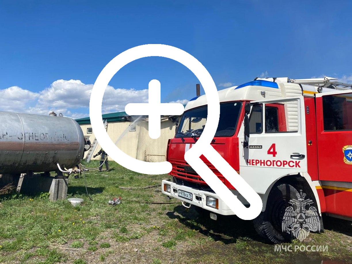 В Черногорске пожарные потушили крышу завода