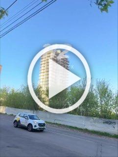Ул. Карла Маркса, 213. Подростки лазят по недострою и...