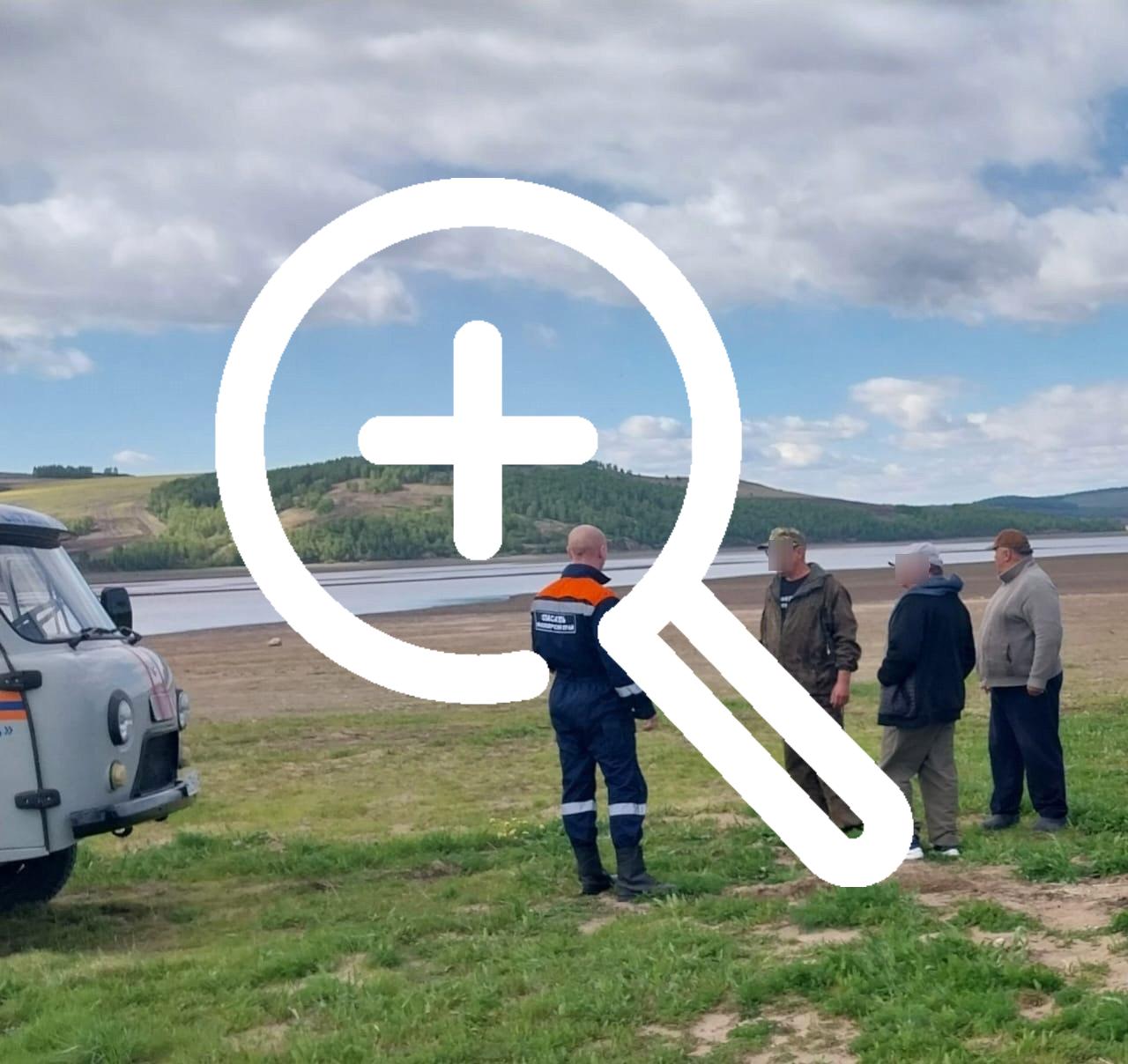 В Краснотуранском районе рыбаки перевернулись на лодке....