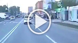 В Новосибирске пожилой водитель забыл уступить дорогу байкеру: мотоциклист скончался на месте