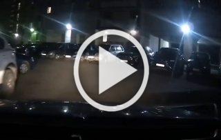 В Питере мужик ночью возвращался домой и у себя во дворе...