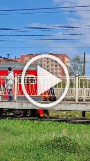 Малолетние зацеперы на Жд станции 