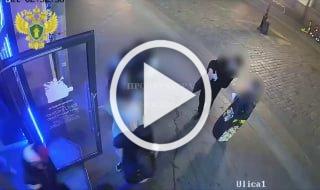 Нетрезвый гопник с одного удара отправил неформала в...