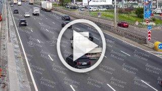 В Москве мотоциклист на полной скорости влетел в легковушку. Движение на МКАД парализовано