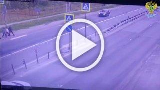 Момент жёсткого наезда на пешеходов в Чувашии попал на...