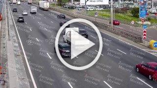 На МКАДе массовая авария из-за остановившейся в полосе машины. Из-за этого погиб мотоциклист