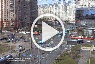 Трамвай влетел в автобус на Комендантской площади. Лазурный не уступил дорогу рогатому.