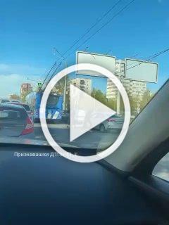 Двое подростков на питбайках напали на водителя в Санкт-Петербурге.