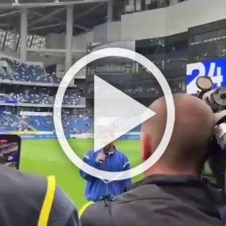 Актер Павел Деревянко сделал предложение своей девушке Зое Фуць на стадионе «Динамо» в Москве.