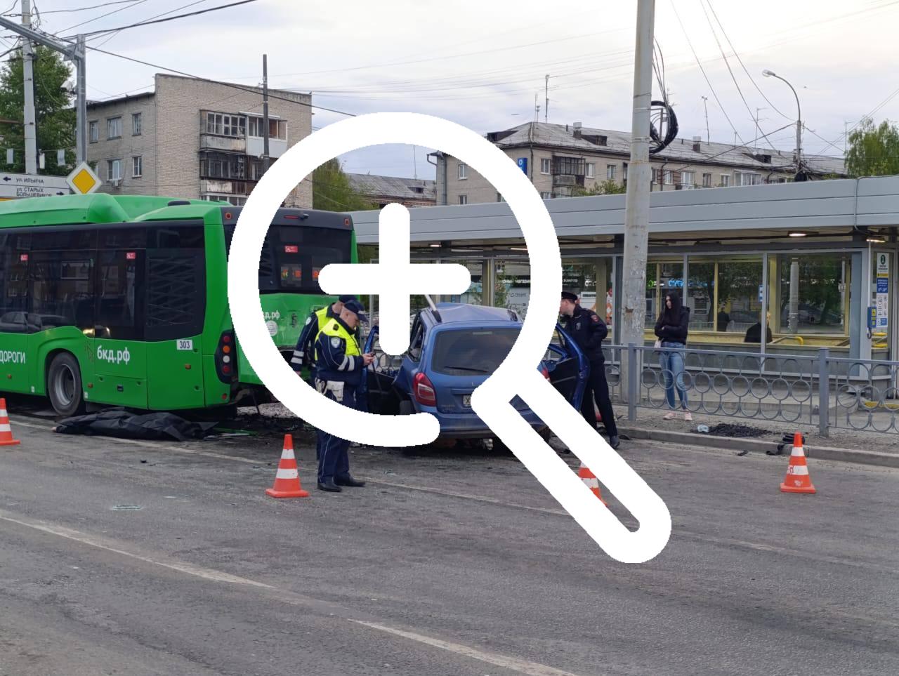 На Уралмаше Lada врезалась в автобус, водитель легковушки...
