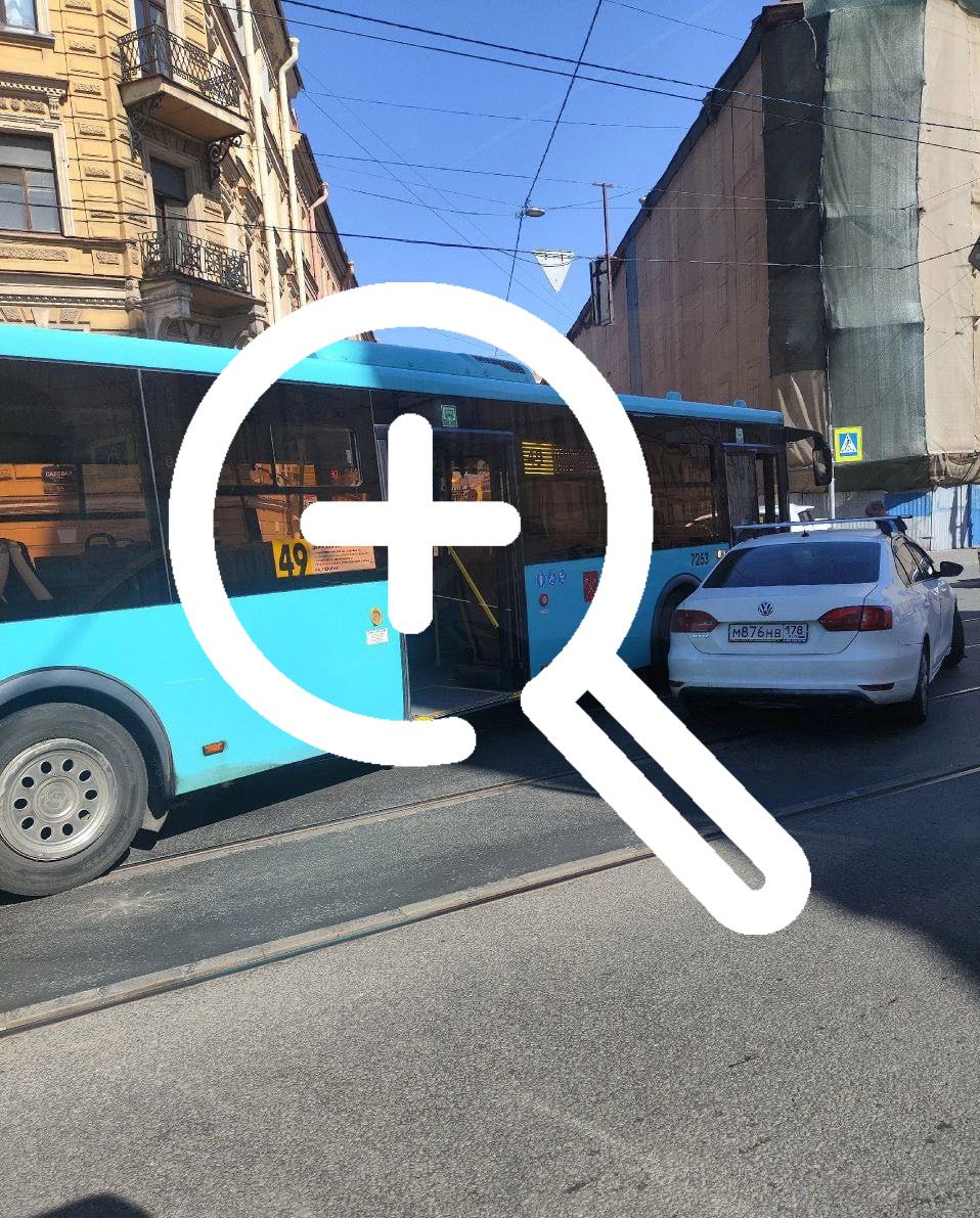 Легковушка врезалась в автобус на Садовой/ Большой...