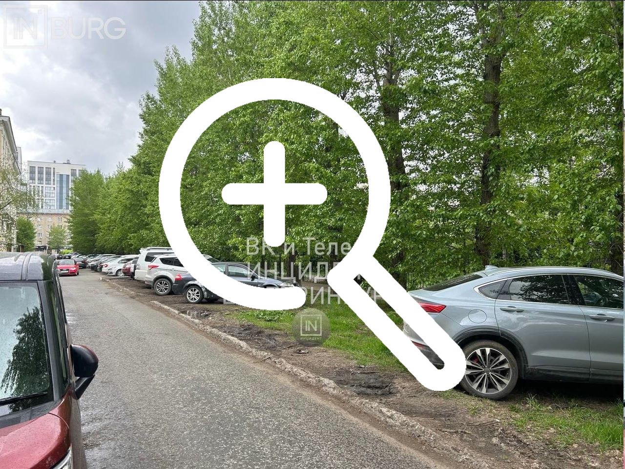 Горожане пожаловались на водителей, которые паркуют...