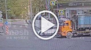 Лазурный автобус сбил мать с коляской, переходившую на...