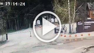 Велосипедист ударил камнем по голове инспектора парка в Челябинской области.