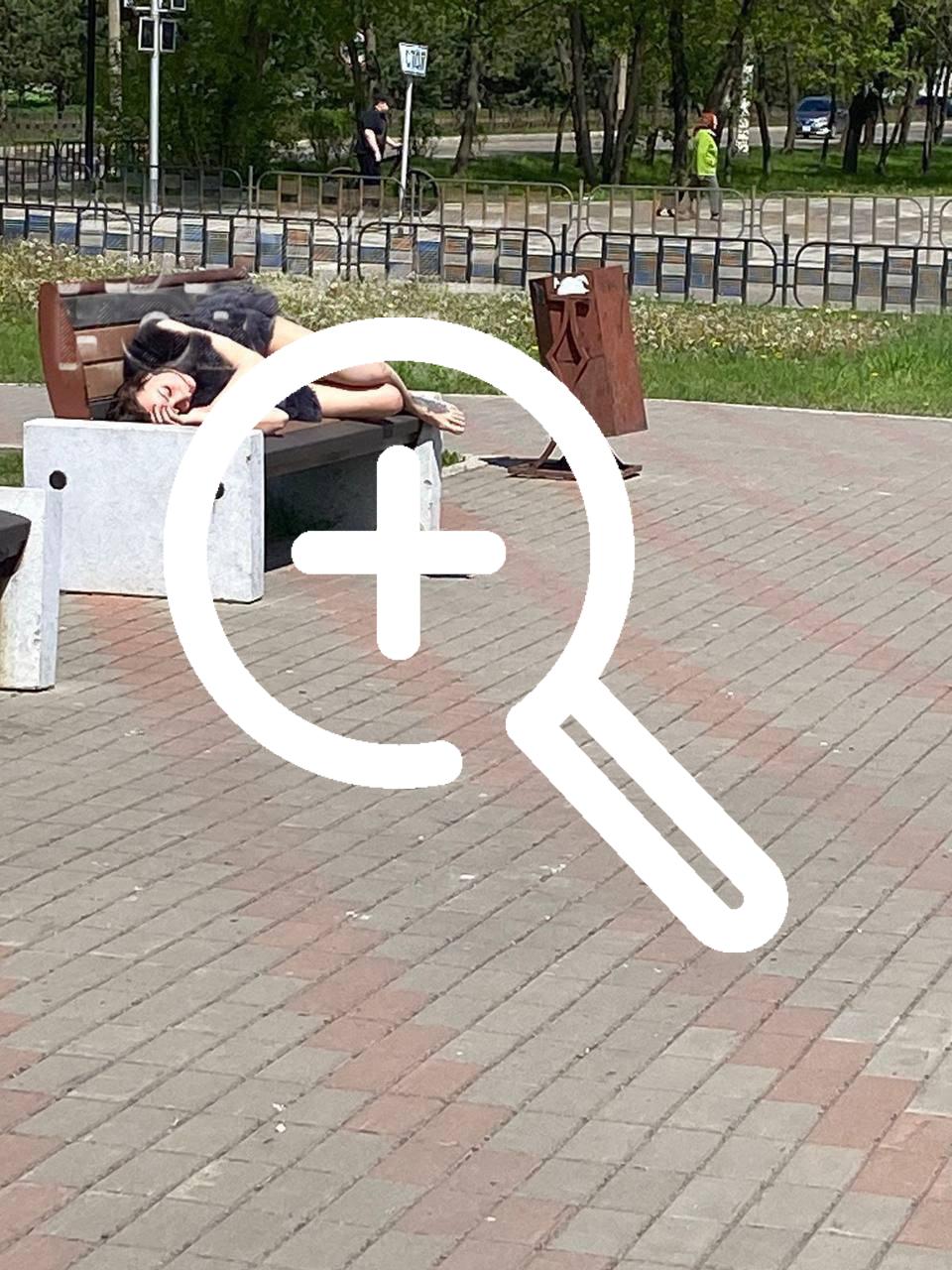 Прохожий изнасиловал полуголую пьяную девицу, которая лежала на лавочке рядом с коктейлями