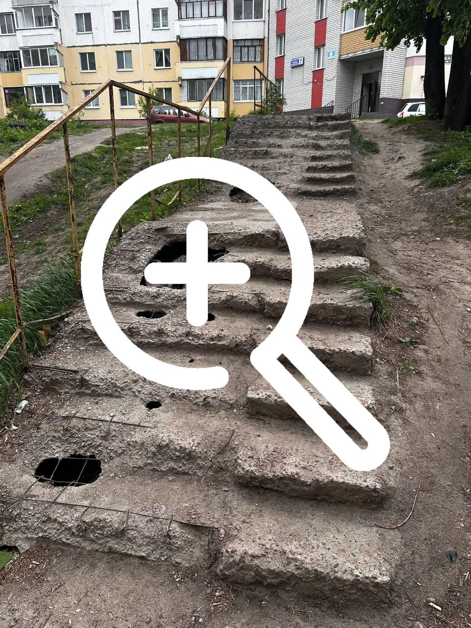 Состояние лестницы на Романа Брянского, 11 оставляет желать лучшего