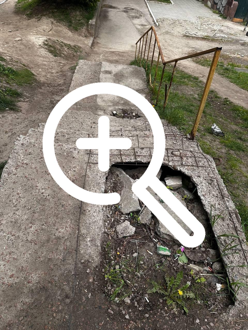 Состояние лестницы на Романа Брянского, 11 оставляет желать лучшего