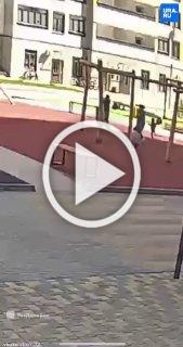 Мамаша в хиджабе отпинала ногой чужого ребенка на детской площадке в Тюмени