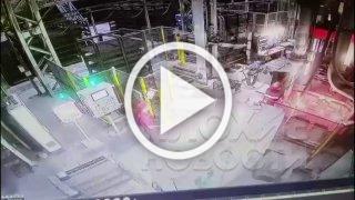 Жуткие кадры из Подмосковья: рабочему на заводе отсекло голову огромным станком