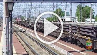 Жительница города Белово на ходу запрыгнула на вагон грузового поезда, чтобы доехать до дома, но потеряла равновесие и упала
