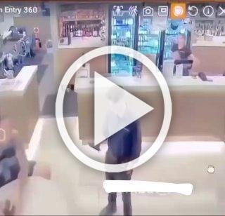 Мужчина напал на сотрудника ресторана, но тот смог дать...