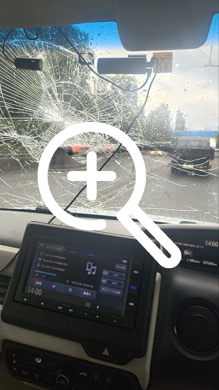 В Башкирии таксисту из разбили лобовое стекло топором. Недоброжелатель оставил его прямо в стекле