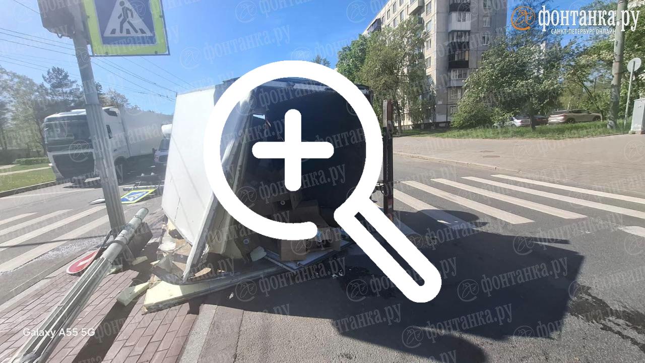Газель-пивовоз разлетелась на болтики при повороте с Пискарёвского проспекта на Мечникова. Ее угнали, рассказал нам читатель.