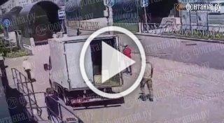 Газель-пивовоз разлетелась на болтики при повороте с Пискарёвского проспекта на Мечникова. Ее угнали, рассказал нам читатель.