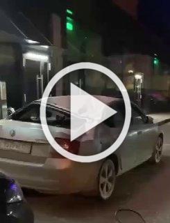 В Тюмени 16-летняя девушка выпала из окна квартиры на 20 этаже на припаркованную во дворе машину и осталась жива.
