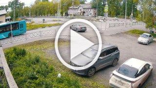 Две попытки понадобилось водителям, чтобы выбить мотоциклиста из седла в Новокузнецке
