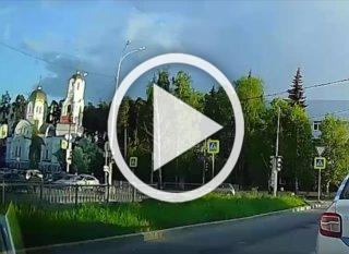 На Юго-Западе водитель на скорости снес забор и четыре припаркованные машины