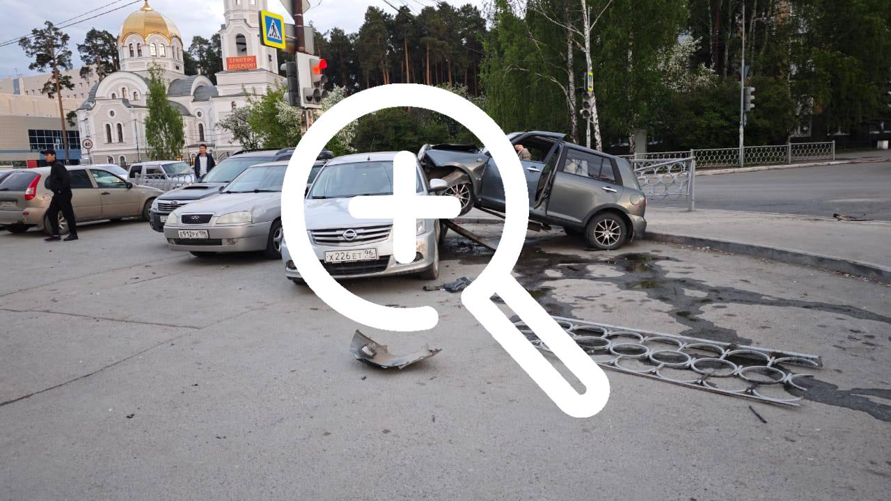 На Юго-Западе водитель на скорости снес забор и четыре припаркованные машины